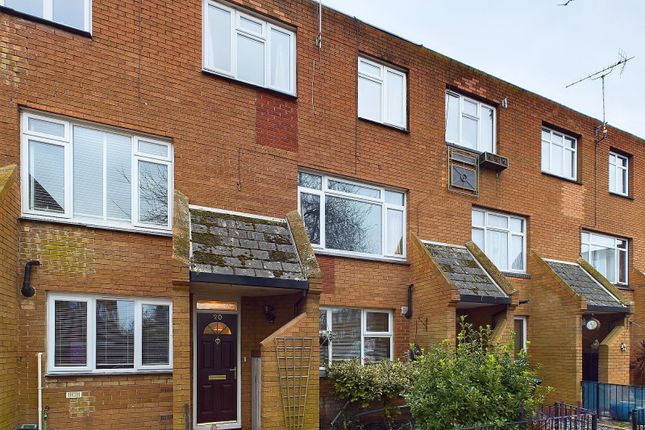 Heriot Road, Chertsey, Surrey, KT16 3 bed terraced house for sale