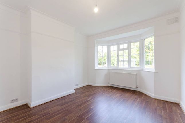 Ditton Lawn, Thames Ditton, KT7 2 bed flat for sale