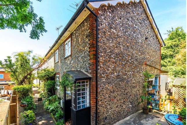 Gravel Hill, Leatherhead, Surrey, KT22 2 bed end of terrace house for sale