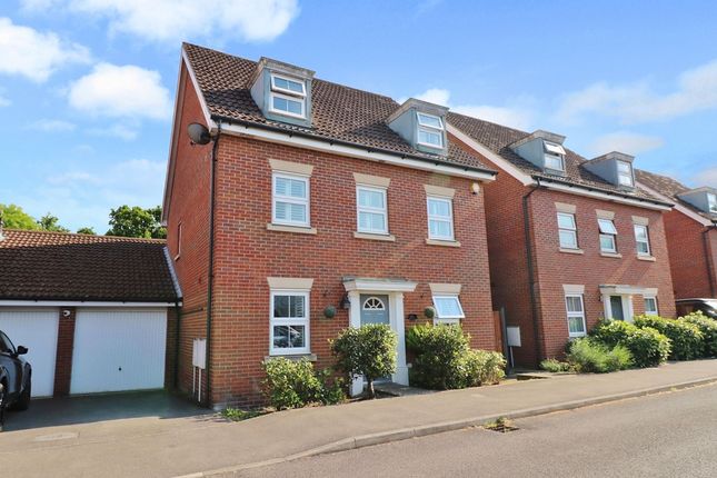 5 bed link detached house