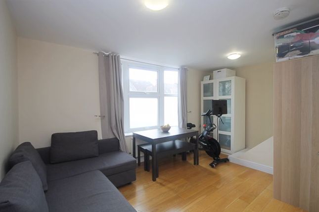 Greenford Avenue, London, W7 2 bed flat for sale