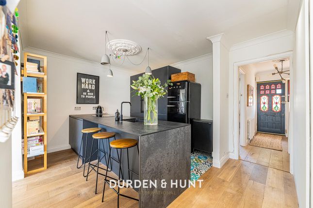 Oakwood Hill, Loughton, IG10 3 bed end of terrace house for sale