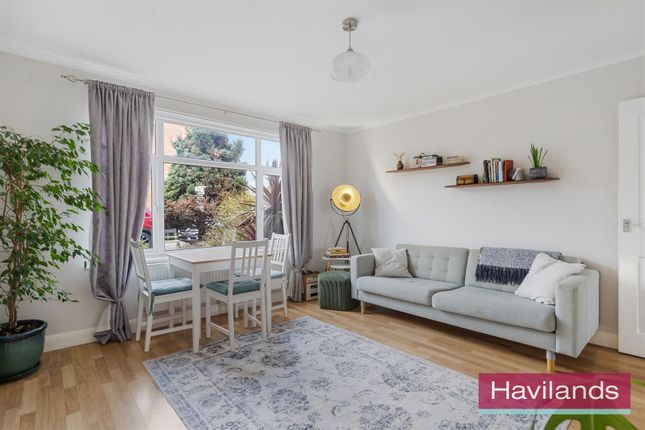 Fairlawn Close, London 2 bed maisonette for sale