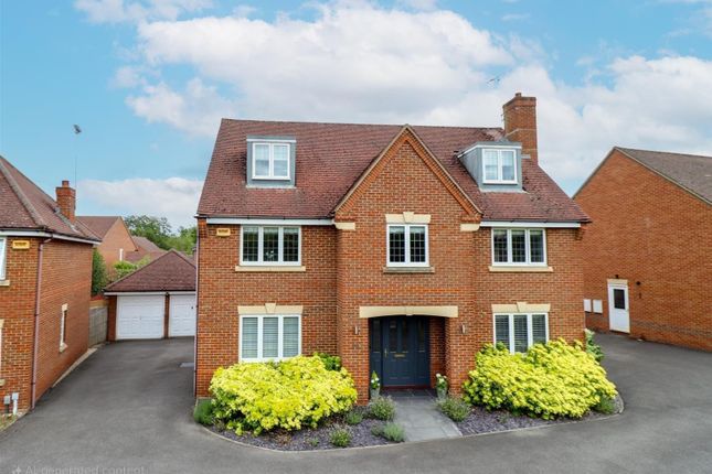 Spreadbury Drive, Fleet GU51 5 bed detached house for sale