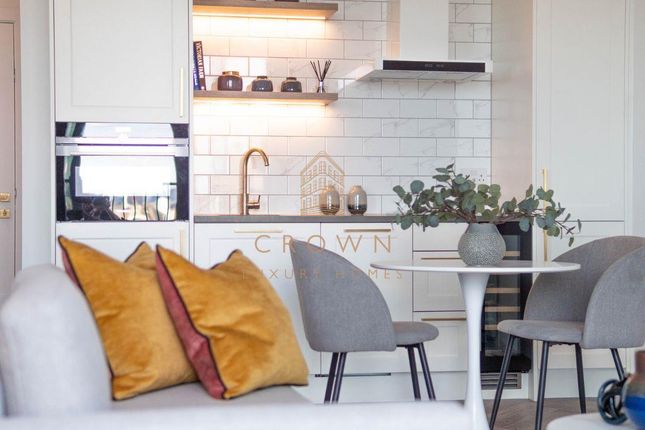 Gauging Square, London E1W Studio for sale