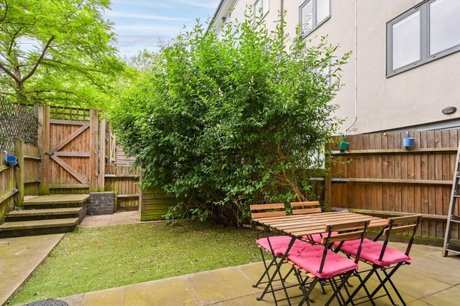 Pooles Park, Finsbury Park, London, N4 2 bed flat for sale