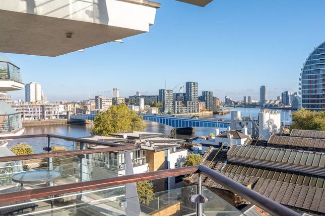 Smugglers Way, Wandsworth, London, SW18 2 bed flat for sale