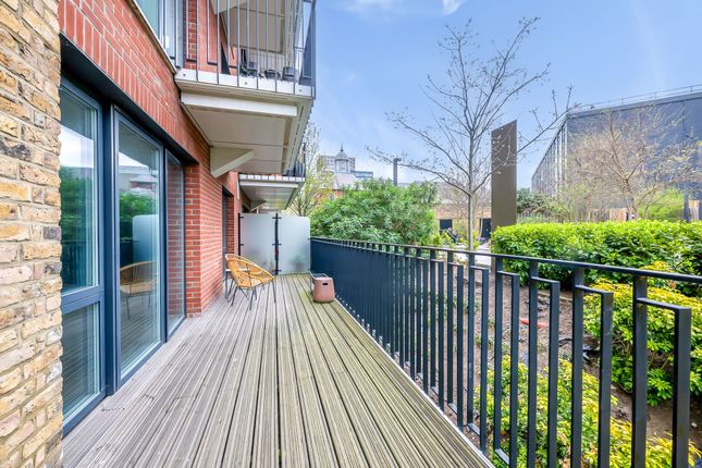 Thunderer Walk, London SE18 2 bed apartment for sale