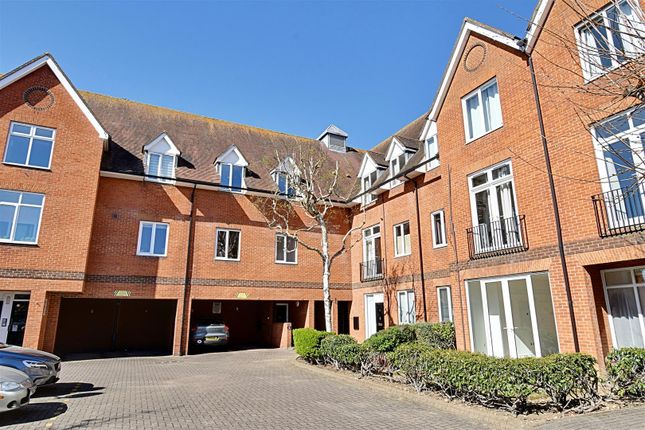 Bluecoat Court, Hertford SG14 2 bed apartment for sale