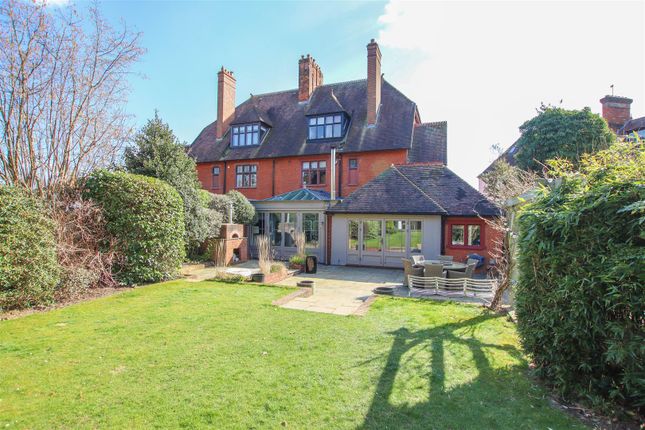 6 bedroom semi-detached house for sale