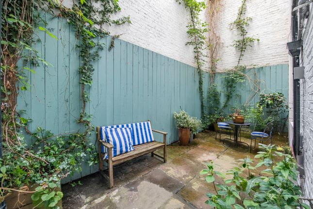 St. Stephens Gardens, London 2 bed flat for sale