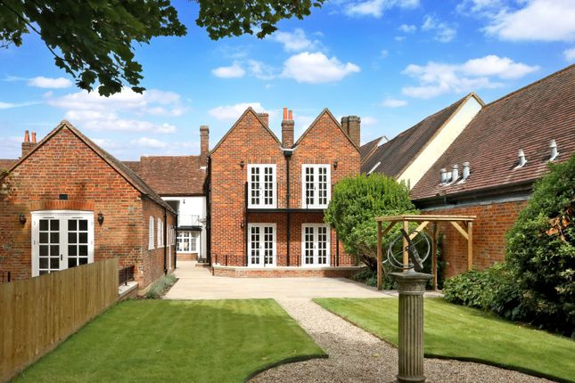 London End, Beaconsfield... 2 bed apartment for sale