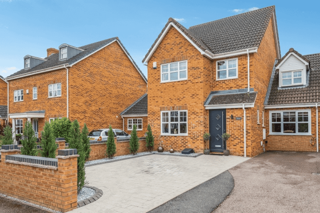 Station Close, Henlow, SG16 4 bed link detached house for sale