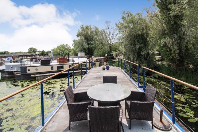 2 bed houseboat