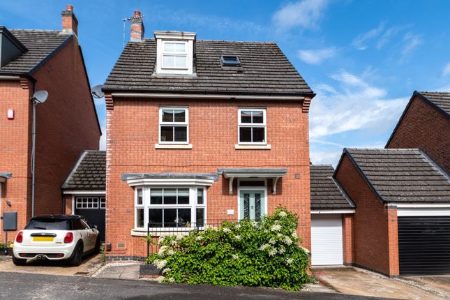 4 bedroom link detached house for sale