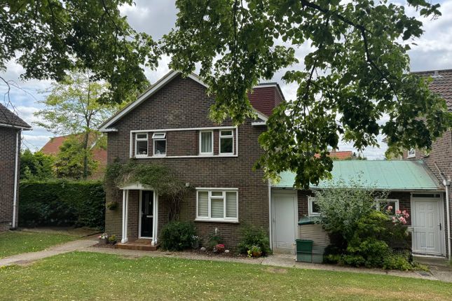 Middlemead Close, Chelmsford CM2 4 bed link detached house for sale