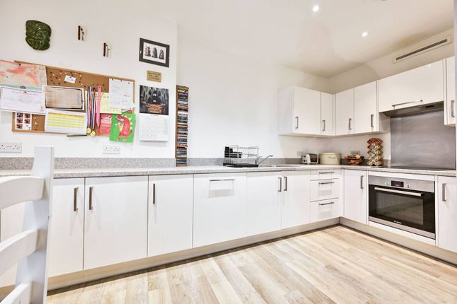 Plaza Gardens, East Putney, London, SW15 3 bed flat for sale
