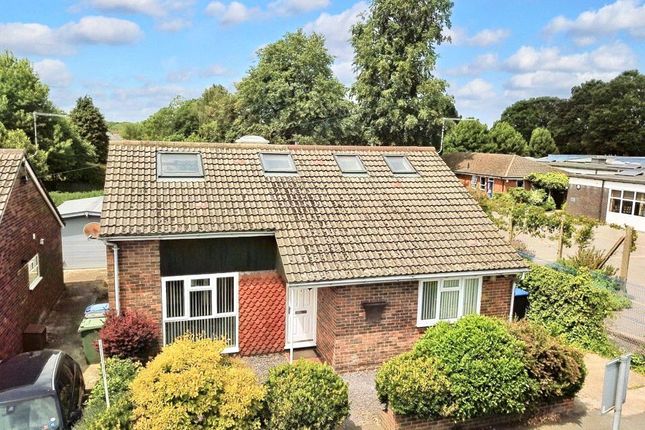 Meadway Drive, Surrey GU21 3 bed detached house for sale