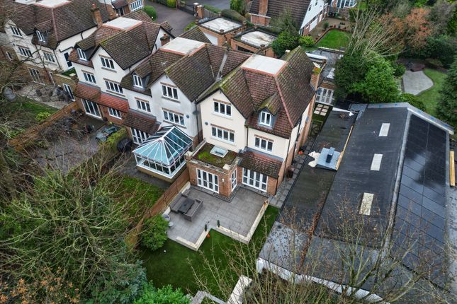 5 bed detached house