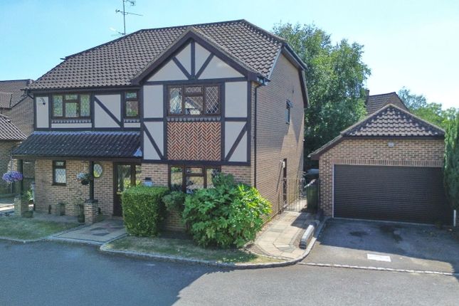 Windsor Gardens, Ash GU12 4 bed detached house for sale