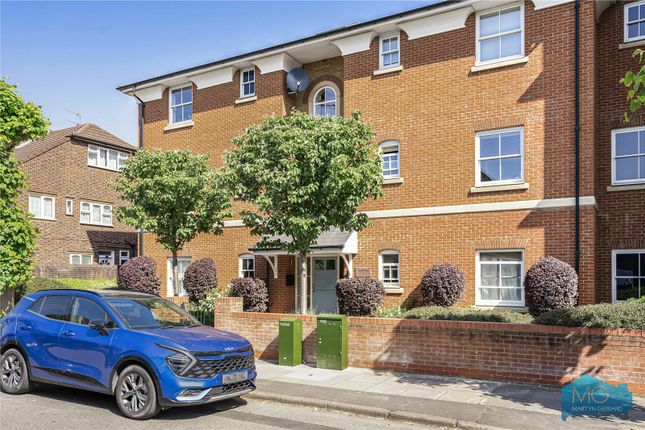 Highwood Avenue, London, N12 2 bed apartment for sale