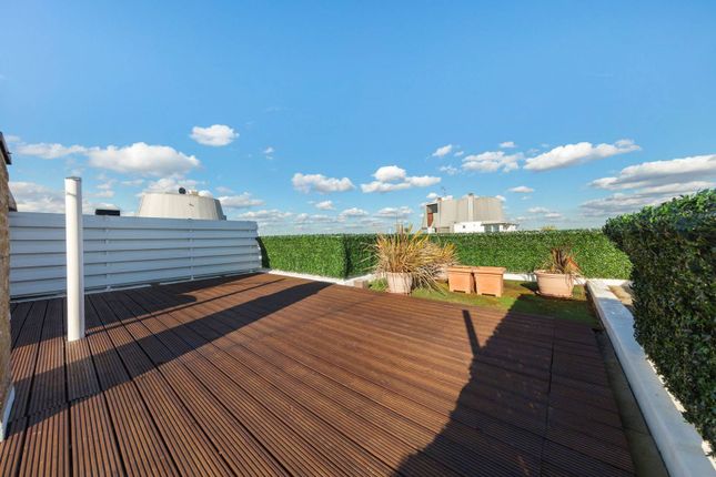 Warwick Drive, Putney, London, SW15 2 bed flat for sale