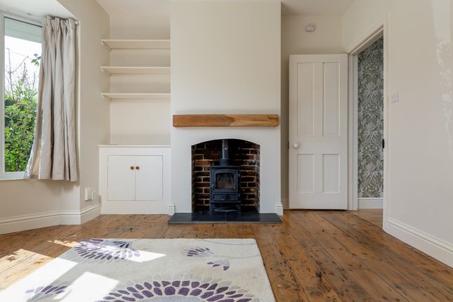 Ladbroke Road, Horley, Surrey, RH6 2 bed semi
