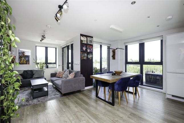 Lakeside Drive, London, NW10 3 bed apartment for sale