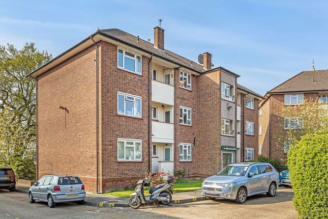 Green Lanes, London N13 2 bed flat for sale