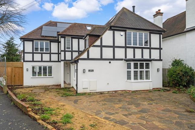 5 bed detached house