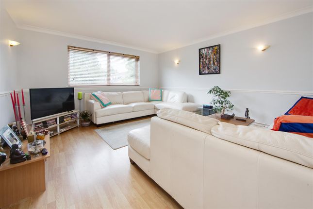 Brook Court, Watling Street, Radlett WD7 1 bed flat for sale