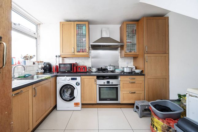 Chapman Street, Shadwell, London, E1 3 bed flat for sale