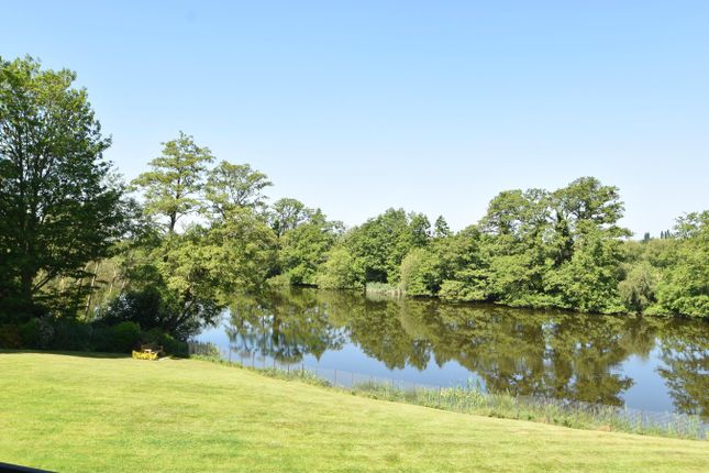 Vale Road, Weybridge, KT13 2 bed apartment for sale