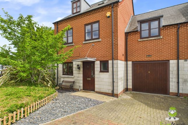 PEGGS WAY, BASINGSTOKE, HAMPSHIRE, RG24 4 bed link detached house for sale