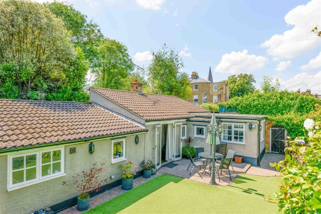 Matham Road, East Molesey 2 bed coach house for sale