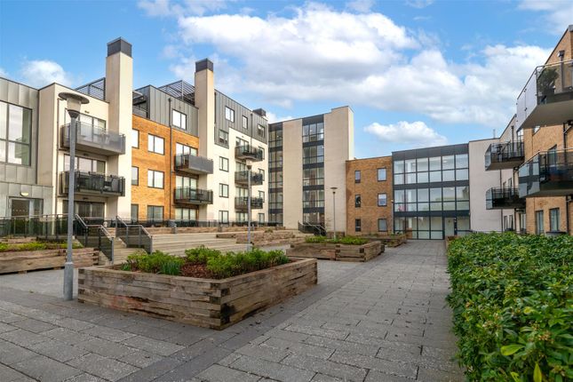 Russells Crescent, Horley 2 bed apartment for sale