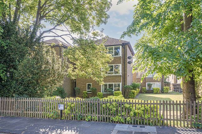 Teddington Park, Teddington TW11 2 bed flat for sale
