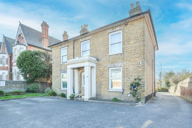 81 Warley Hill, Warley, Brentwood 1 bed apartment for sale