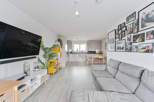 Thames Reach, Thamesmead, London, SE28 2 bed flat for sale