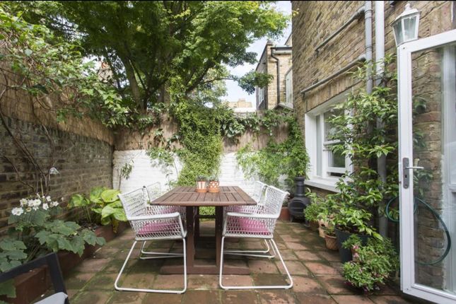 Cathnor Road, Shepherds Bush, W12 9JB 2 bed flat for sale