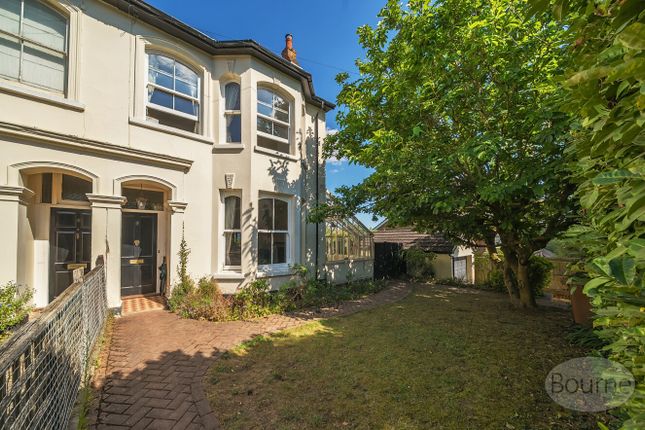 The Crescent, Farnham, Surrey, GU9 3 bed semi
