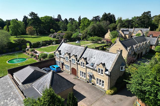 The Courtyard, Hemel Hempstead HP3 4 bed semi