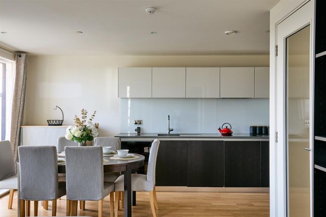 Pump House Crescent, Brentford, TW8 3 bed apartment for sale