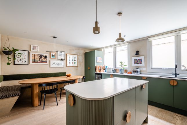 3 bedroom flat for sale
