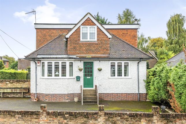 Mayfield Gardens, Surrey TW18 3 bed detached house for sale