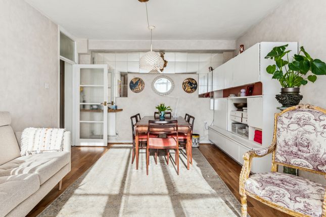 Southampton Row, London, WC1B 2 bed flat for sale