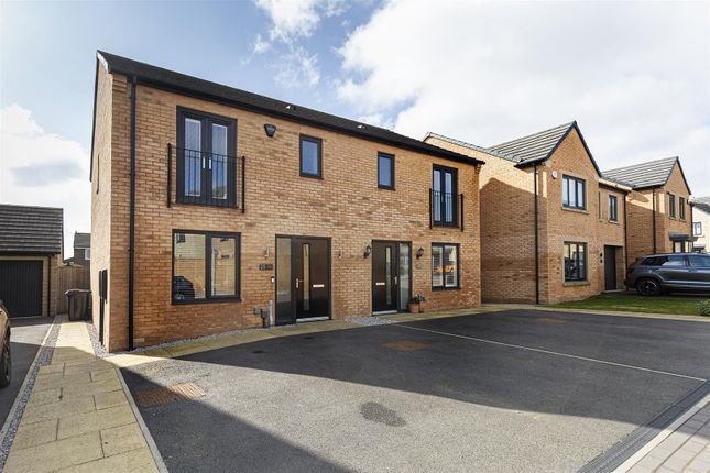 Smithy Close, Huddersfield HD3 3 bed semi