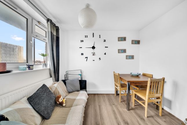 Henty Close, Battersea SW11 2 bed flat for sale