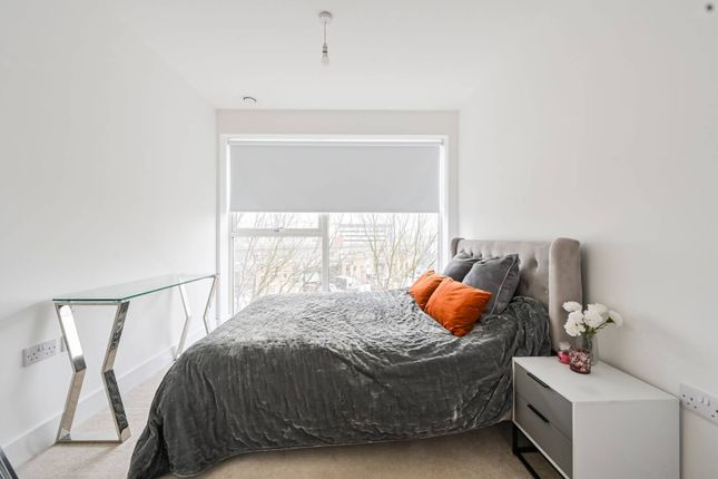 Pontoon Reach, Docklands, London, E16 3 bed flat for sale