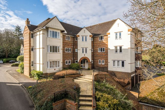 St. Nicholas Crescent, Pyrford, GU22 3 bed apartment for sale